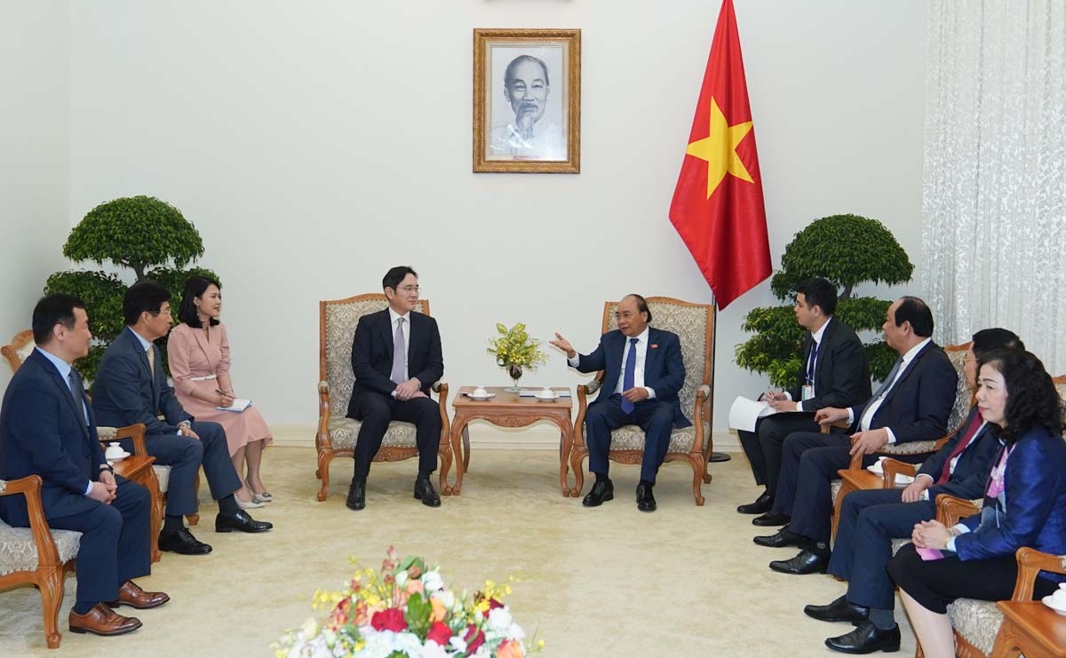 PM pledges best conditions for Samsung Electronics in Vietnam